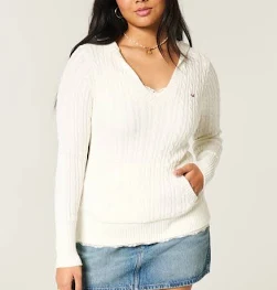 Pull à capuche avec motifs torsadés et col en V